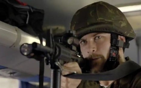 Raphael Sander (Noah) em cena de Apocalipse: militar levará tiro de raspão durante ataque - Reprodução/RecordTV