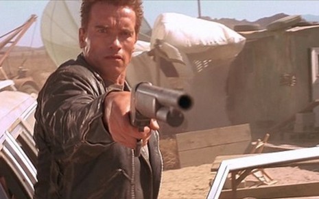 Arnold Schwarzenegger se prepara para atirar em cena do filme O Exterminador do Futuro 2 - Fotos: Divulgação