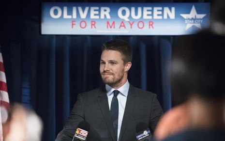 O ator Stephen Amell, o Arqueiro Verde, posa de político na quarta temporada de Arrow - Divulgação/The Cw