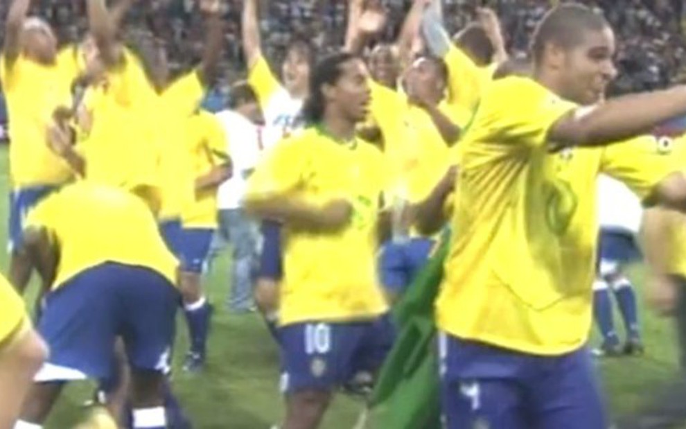 Ronaldinho Gaúcho e Adriano comemoram a vitória do Brasil contra a Argentina