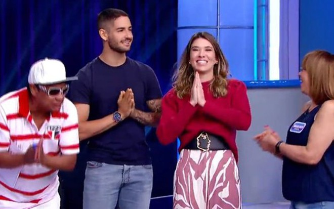Alexandre Pato ao lado de Rebeca Abravanel no Roda Roda Jequiti