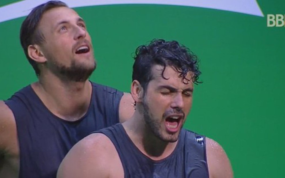 Diego Wantowsky e Maycon Santos fazem expressões sexuais em cima de uma garrafa gigante durante prova do líder do BBB19