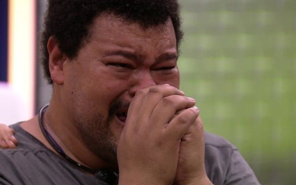 Reprodução de imagem de Babu Santana chorando, participante do Big Brother Brasil 20
