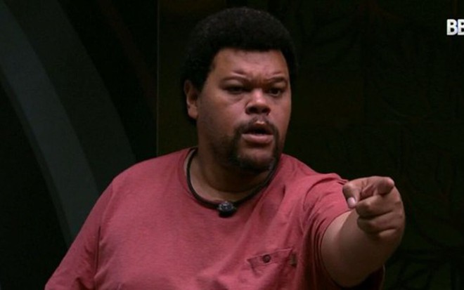 Reprodução de imagem de Babu Santana apontando para participantes do Big Brother Brasil 20