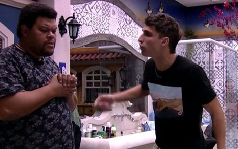 Reprodução de imagem de Babu Santana e Felipe Prior, participante do Big Brother Brasil 20