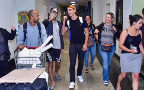 Imagem de Felipe Prior, participante do Big Brother Brasil 20, sendo tietado por fãs no Aeroporto de Congonhas