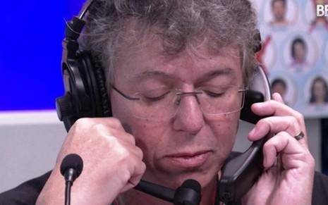 Reprodução de imagem do diretor Boninho segurando telefones em participação no Big Brother Brasil 