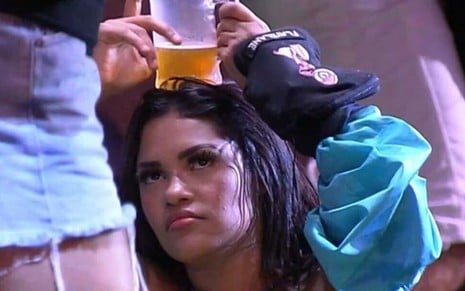 Reprodução de imagem de Flayslane Raiane com um copo de bebida sobre a cabeça no Big Brother Brasil 20