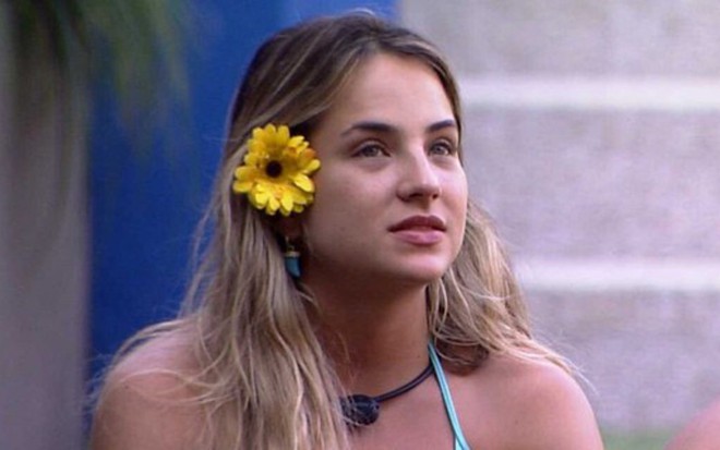 Reprodução de imagem de Gabi Martins, com uma flor na cabeça, no Big Brother Brasil 20