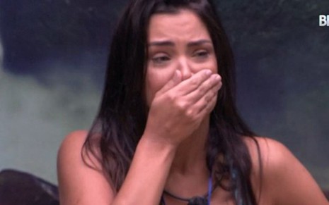 Ivy Moraes chora ao saber que terá que escolher um participante para ir ao quarto branco