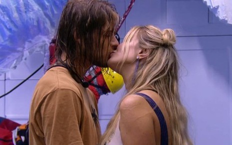 Reprodução de imagem de Daniel Lenhardt e Marcela Mc Gowan, participantes do Big Brother Brasil 20, aos beijos