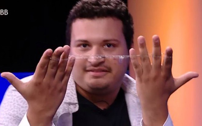 Reprodução de imagem de Victor Hugo Teixeira com um escapulário, após saída do Big Brother Brasil 20