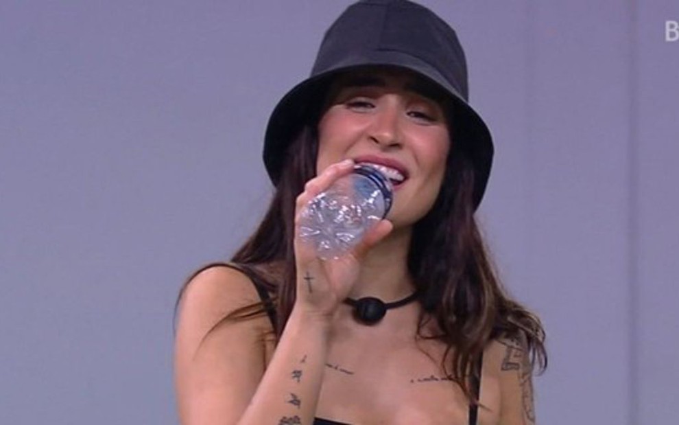 Bianca Andrade segurando garrafa plástica no BBB20