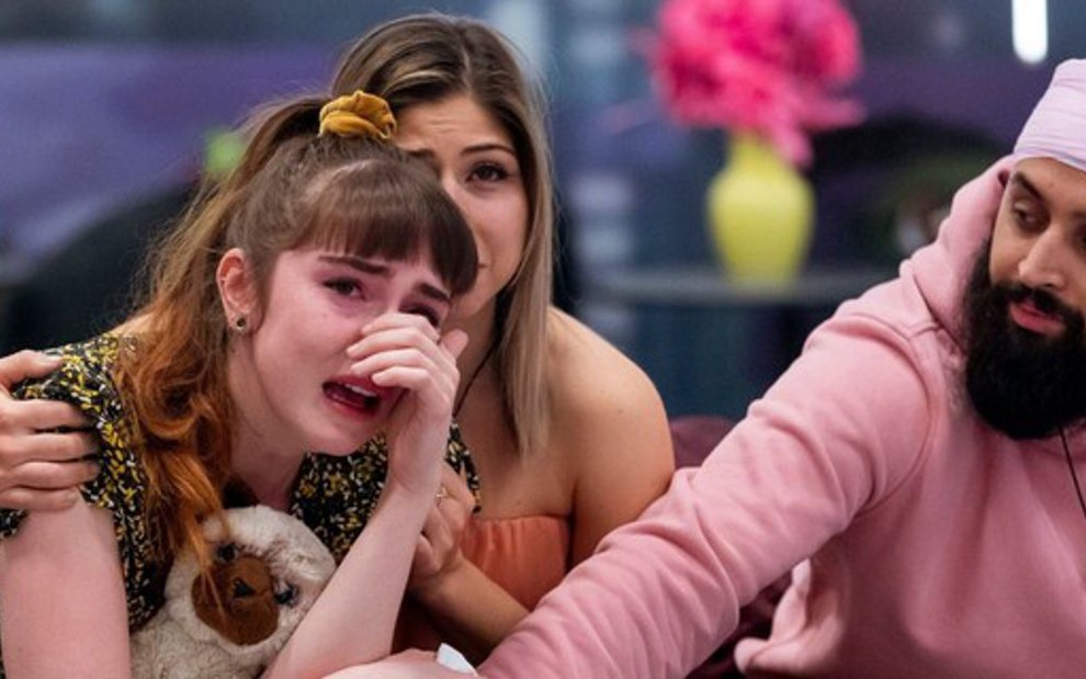 Reprodução de imagem dos participantes do Big Brother Canadá emocionados após o anúncio do encerramento devido ao Covid-19