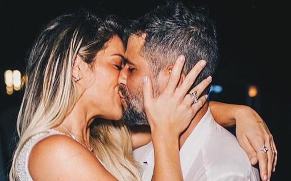 Giovanna Ewbank e Bruno Gagliasso se beijando no Réveillon de 2019