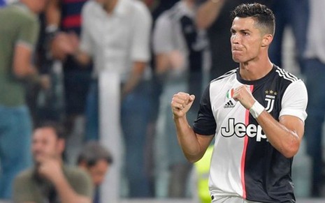 Cristiano Ronaldo comemora o gol que marcou pela Juventus contra o Napoli
