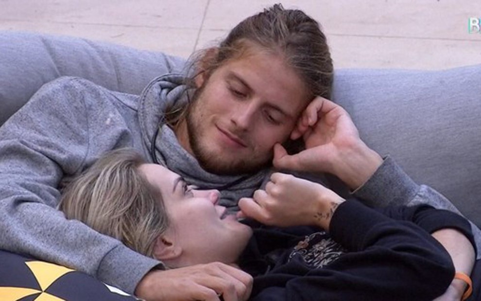 Imagem de Daniel Lenhardt e Marcela Mc Gowan trocando carícias no sofá do BBB20