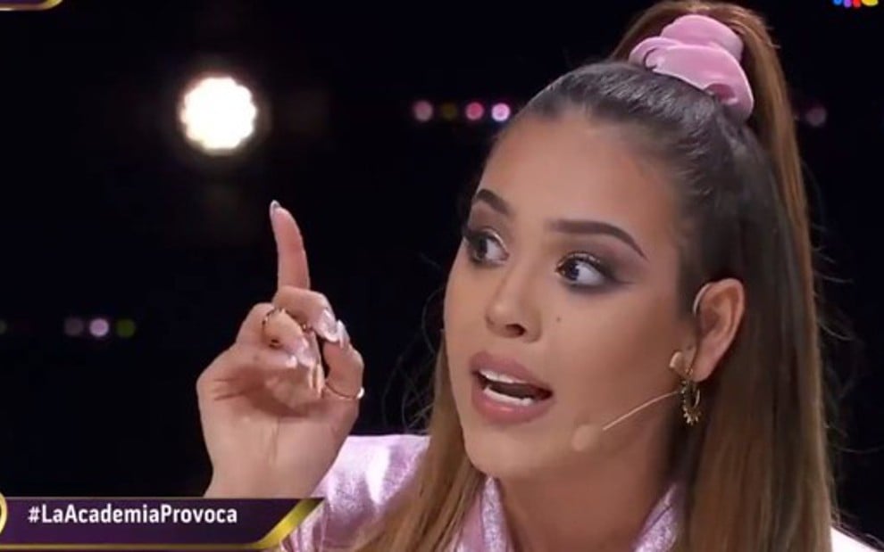 A atriz e cantora Danna Paola no júri do reality show La Academia, da emissora mexicana TV Azteca