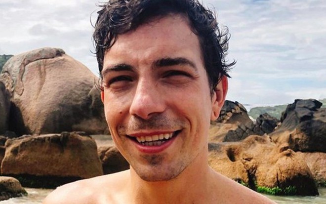 Foto de Di Ferrero sem camisa na praia
