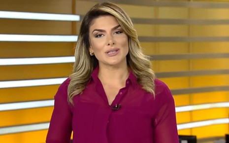 Apresentadora Bianca Saraiva na bancada do Fala Brasil, da Record, em 7 de março