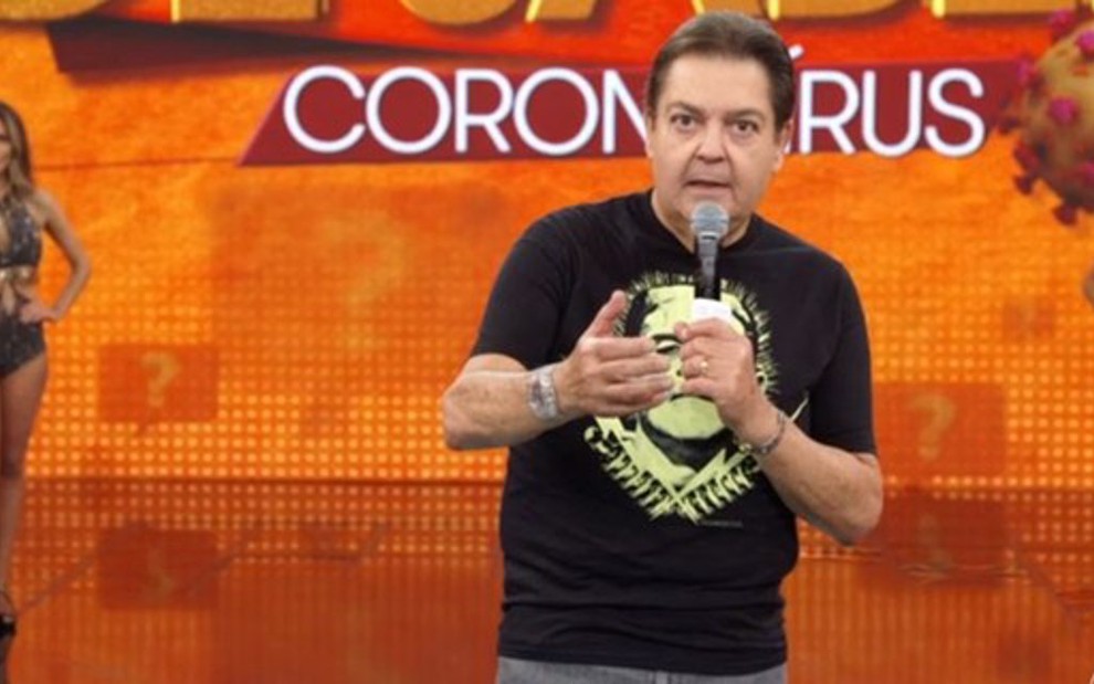 Fausto Silva no palco de seu programa na Globo
