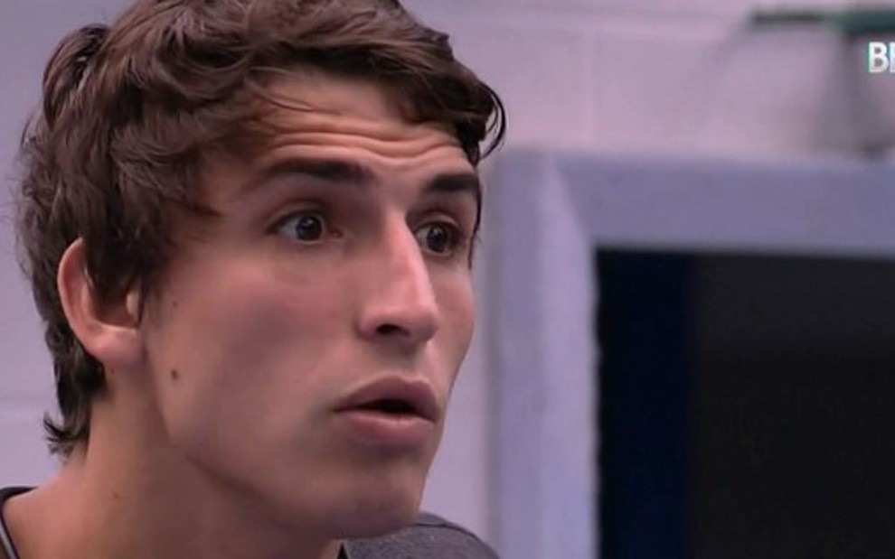 Imagem de Felipe Prior na cozinha do BBB20