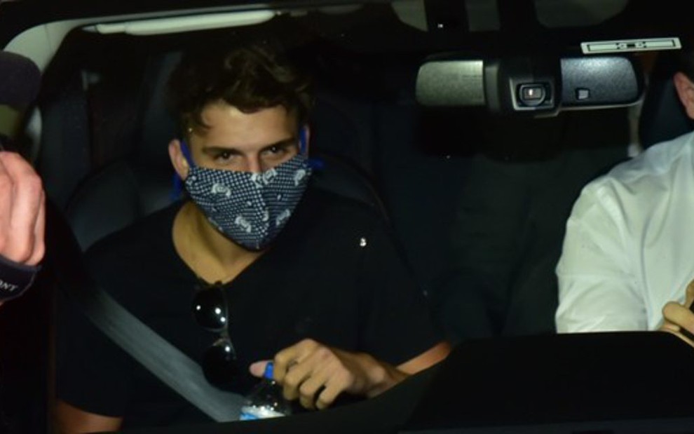 Felipe Prior usando máscara dentro de um carro após sair da delegacia