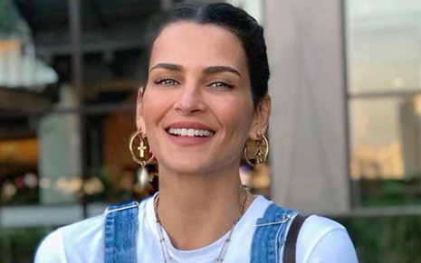 A modelo e atriz Fernanda Motta posa sorridente