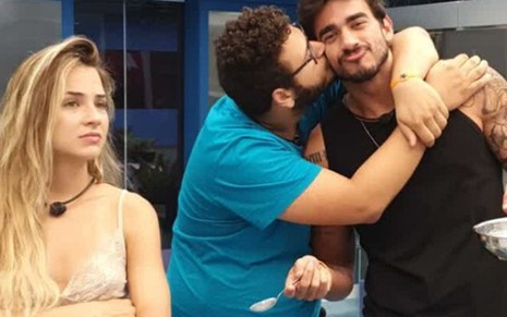 Imagem de Gabi Martins fingindo incômodo ao ver Victor Hugo beijando Guilherme Napolitano no BBB20
