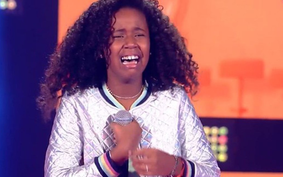 Karen Silva chora ao ser aprovada por Carlinhos Brown no The Voice Kids