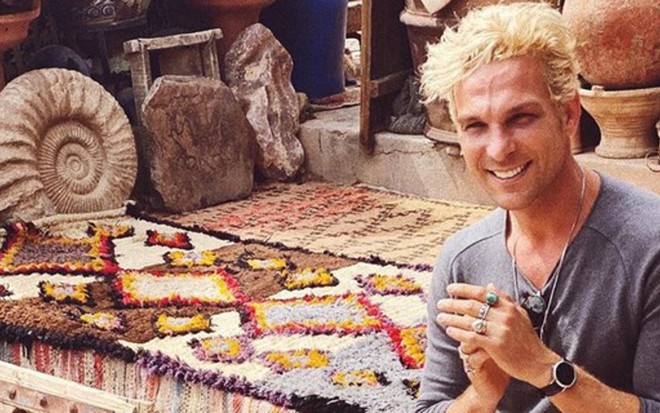 Igor Rickli em um mercado popular no Marrocos