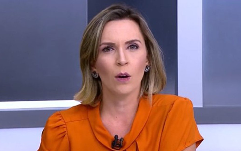 Lívia Braz na bancada do DF Record, principal telejornal de Brasília