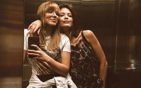 Marcella Rica e Vitória Strada juntas no elevador