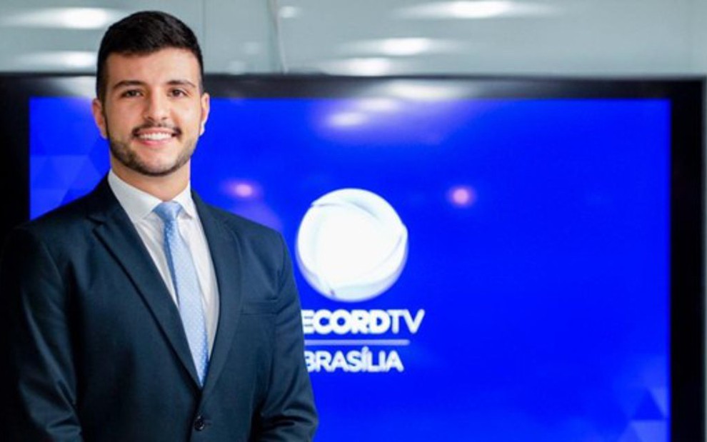 Matheus Ribeiro posa em frente ao logotipo da Record de Brasília