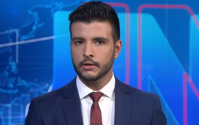 O apresentador Matheus Ribeiro na bancada do Jornal Nacional, no Rio de Janeiro