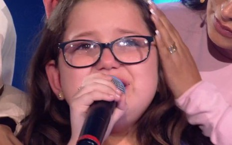 Myella Fernanda chorando ao ser eliminada do The Voice Kids