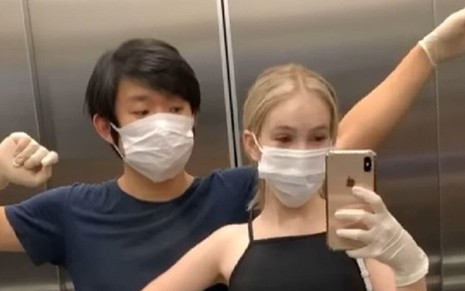 Reprodução de imagem de Pyong Lee e Sammy Lee, utilizando máscaras por conta da pandemia do Covid-19
