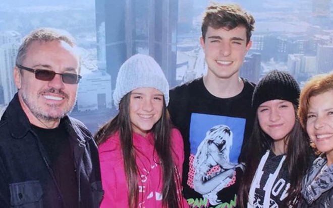Foto publicada por Rose Miriam di Matteo no Instagram, ao lado de Gugu Liberato e dos três filhos