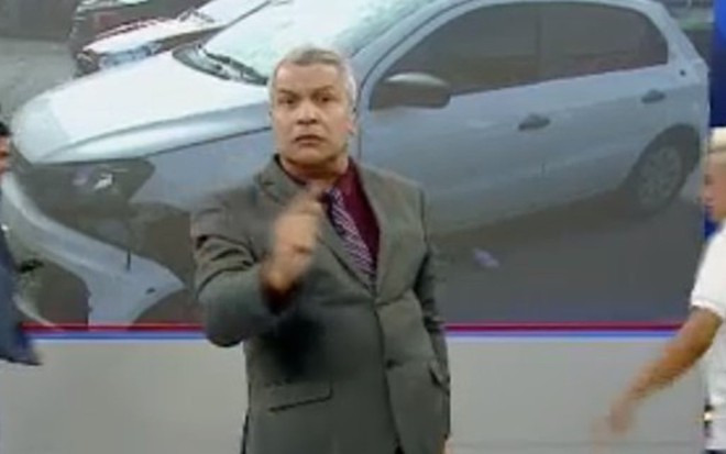 Sikêra Júnior no comando do Alerta Nacional, da RedeTV!
