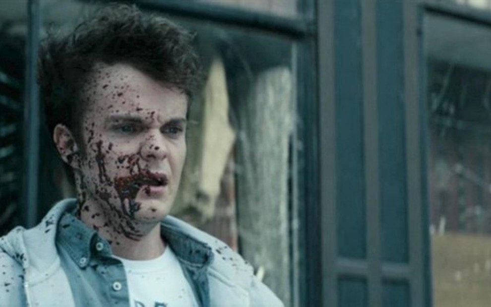 Boquiaberto, Jack Quaid aparece com sangue jorrado no rosto logo no começo da série The Boys
