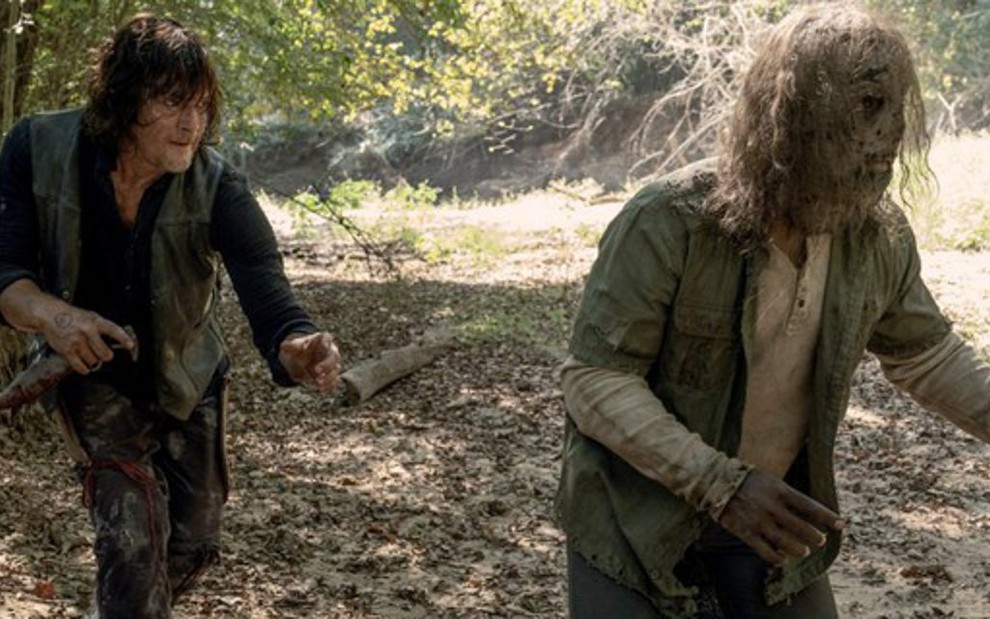 Daryl (Norman Reedus) surpreende um sussurrador no décimo episódio da décima temporada de Walking Dead