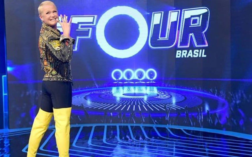 Xuxa Meneghel no palco do reality show The Four Brasil, da Record