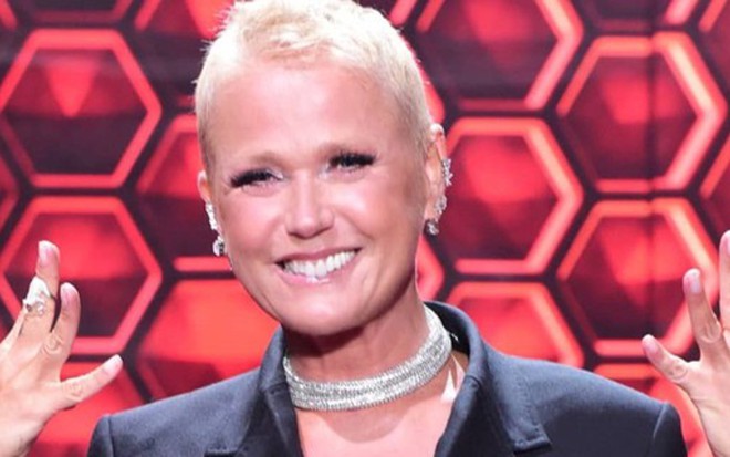 Xuxa Meneghel no cenário do reality show The Four