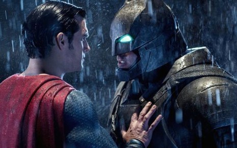 Henry Cavill (à esq.) e Ben Affleck se enfrentam em cena do filme Batman Vs. Superman - Divulgação/Warner Bros.