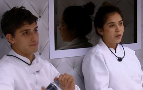 Reprodução de imagem dos brothers Felipe Prior e Gizelly Bicalho no quarto branco do Big Brother Brasil 20 