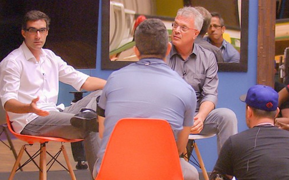 O diretor Rodrigo Dourado e Pedro Bial conversam com jornalistas na sala de BBB - João Miguel Jr./TV Globo