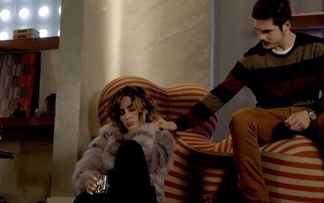 Samuca (Nicolas Prattes) procurará Betina (Cleo) para sugerir férias em O Tempo Não Para - REPRODUÇÃO/TV GLOBO
