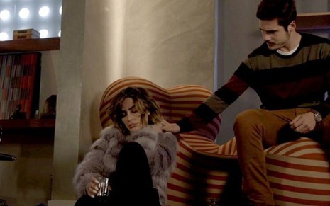 Samuca (Nicolas Prattes) procurará Betina (Cleo) para sugerir férias em O Tempo Não Para - REPRODUÇÃO/TV GLOBO