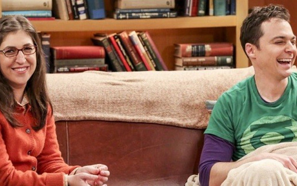 Os atores Mayim Bialik e Jim Parsons em imagem da décima temporada de Big Bang Theory - Divulgação/CBS