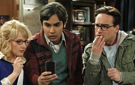 Melissa Rauch, Kunal Nayyar e Johnny Galecki em Big Bang Theory, série da Warner - Divulgação
